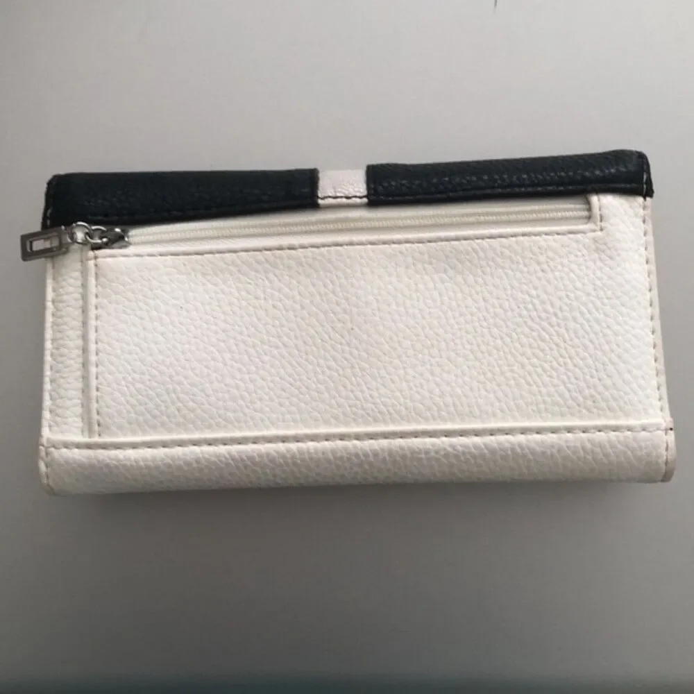 Guess wallet black white